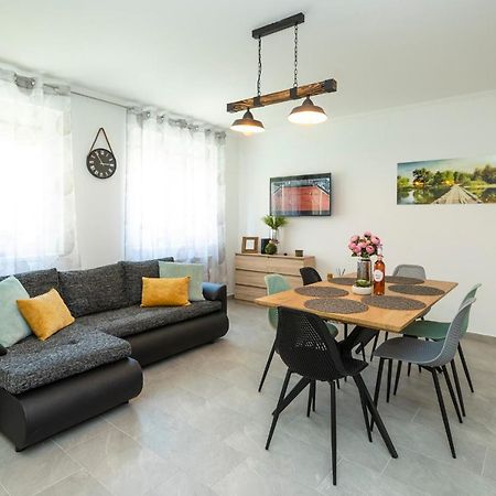 Zsendulo Apartman Lägenhet Eger Exteriör bild