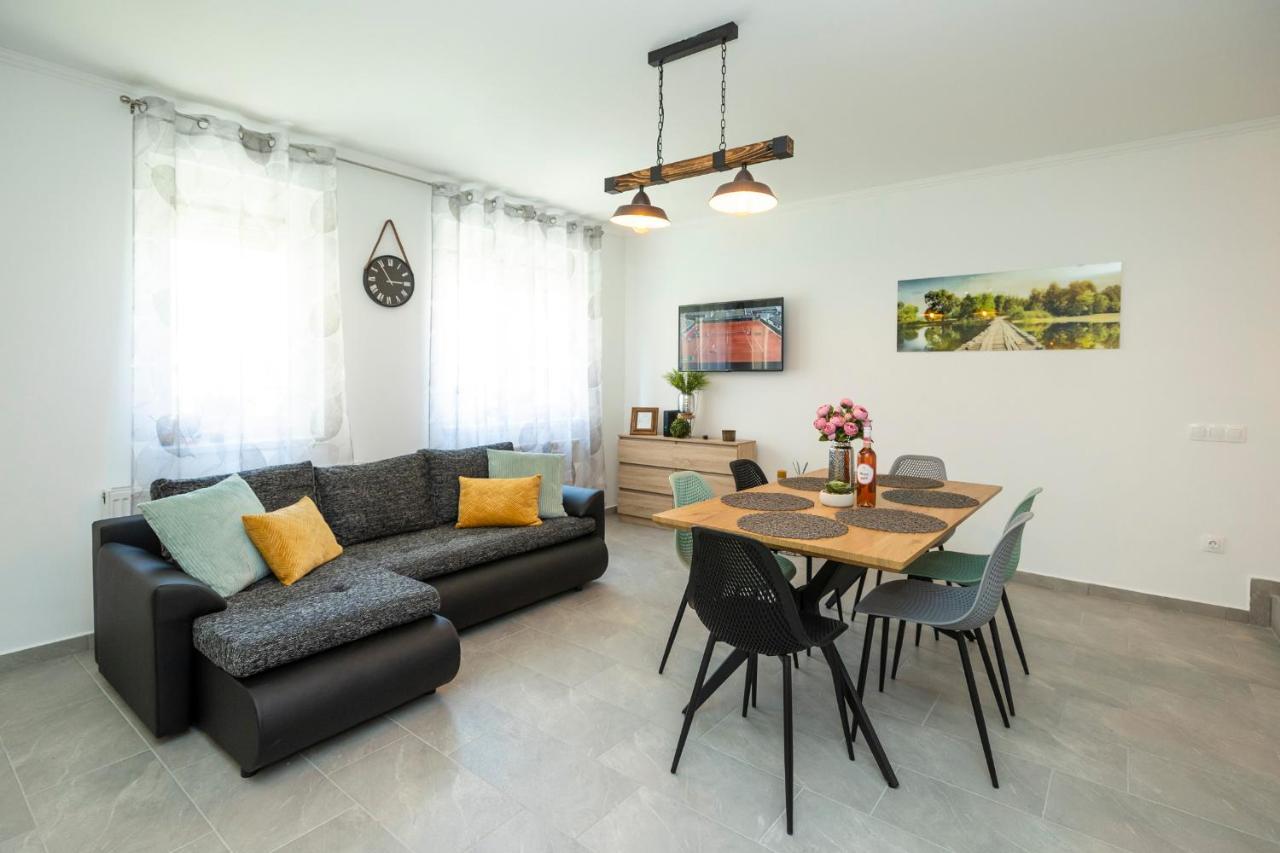 Zsendulo Apartman Lägenhet Eger Exteriör bild