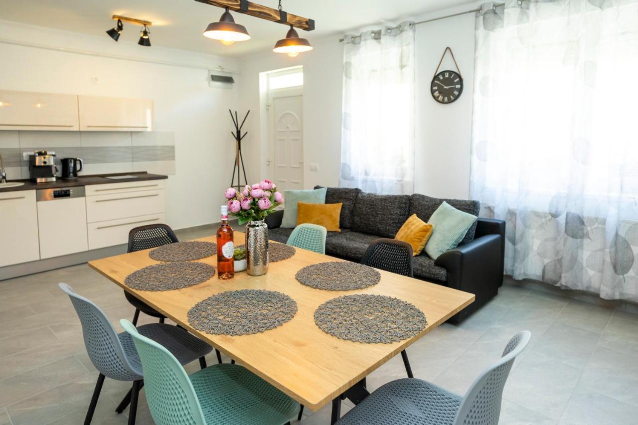 Zsendulo Apartman Lägenhet Eger Exteriör bild