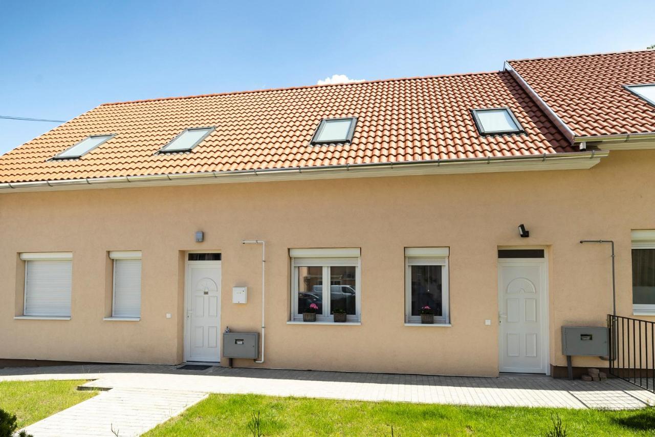Zsendulo Apartman Lägenhet Eger Exteriör bild